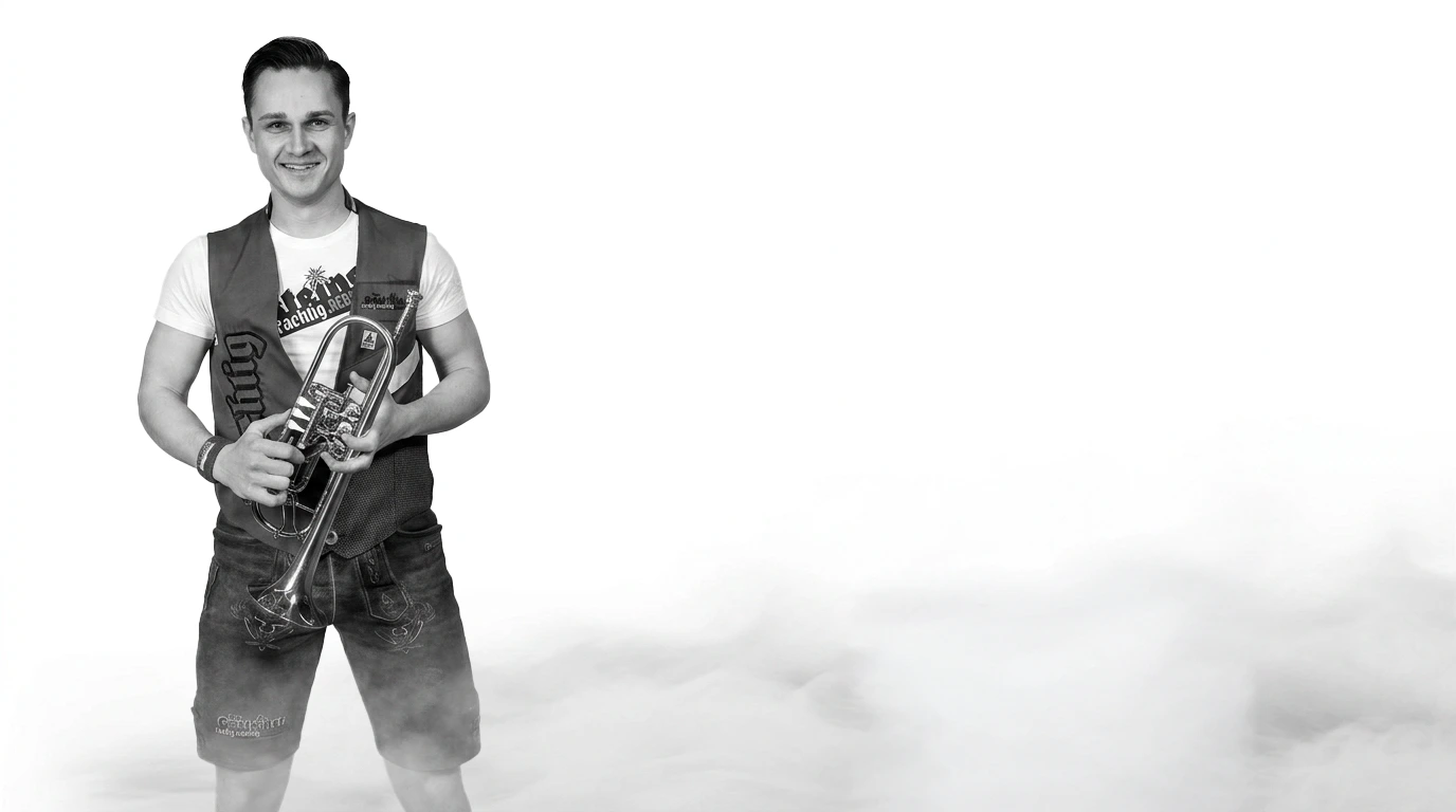 Stefan mit Trompete, während heller Nebel vor weißem Hintergrund die Szene umgibt.